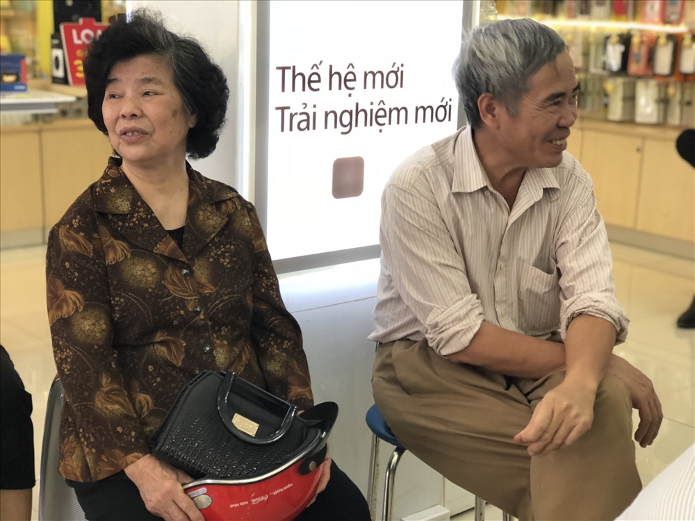 Bác Nguyễn Thị Ánh Tuyết (76 tuổi, Hạ Đình, HN) lo lắng bị khóa máy dù ngồi đợi đến lượt cả buổi sáng nhưng Tuyết cho rằng nhà mạng làm như vậy để tốt cho khách hàng.