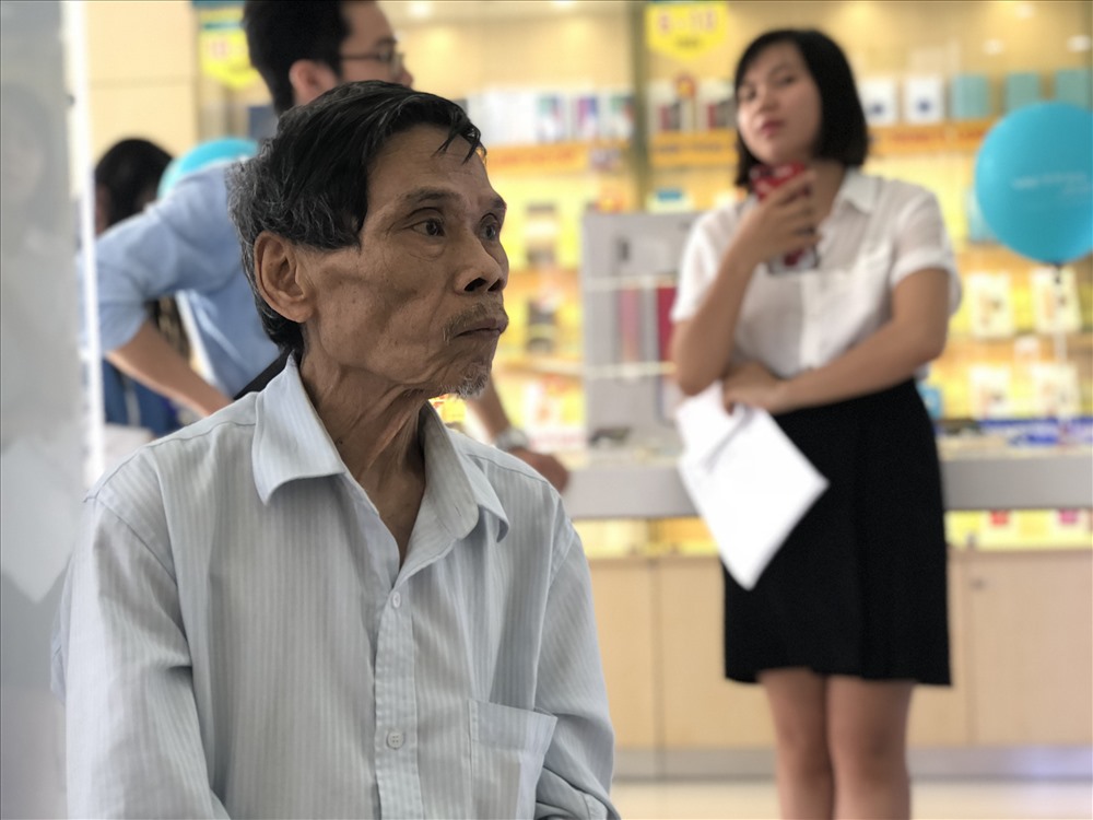Ông Cao Bá Hùng (71 tuổi, Thanh Xuân, HN) gặp nhiều khó khăn do tuổi cao, mắt kém vẫn kiên trì suốt 3 tiếng đồng hồ