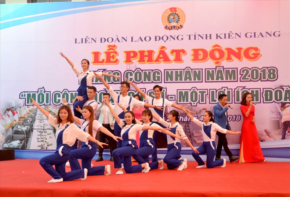 Quang cảnh buổi lễ Phát động Tháng Công nhân 2018 được LĐLĐ Kiên Giang tổ chức tại Cảng cá Tắc Cậu, huyện Châu Thành. (Ảnh: Lục Tùng)