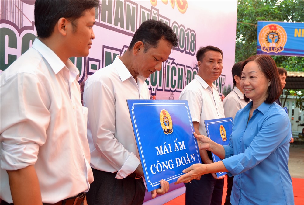 Bà Trần Thị Ái Nhân trao Mái ấm Công đoàn cho đoàn viên, NLĐ khó khăn về nhà ở. (Ảnh: Lục Tùng)