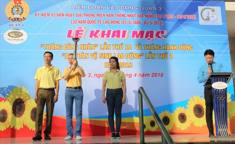 Chủ tịch LĐLĐ quận 3 Vũ Thế Vân đốt ngọt đuốc truyền thống khai mạc Tháng công nhân