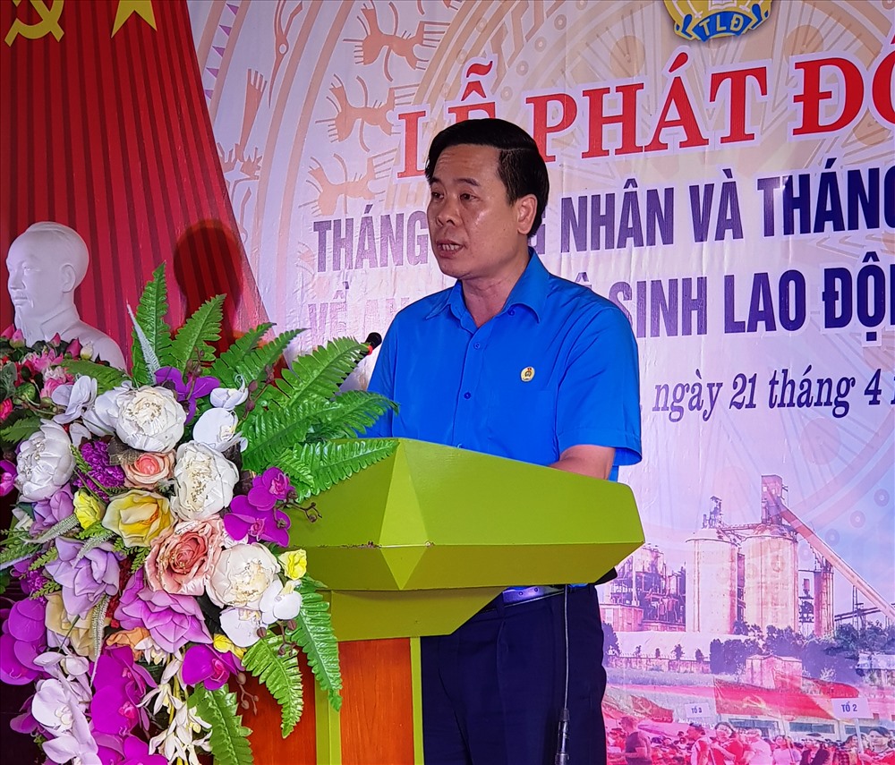 Đồng chí Dương Đức Khanh, Chủ tịch LĐLĐ tỉnh Ninh Bình phát biểu tại buổi lễ. Ảnh: NT
