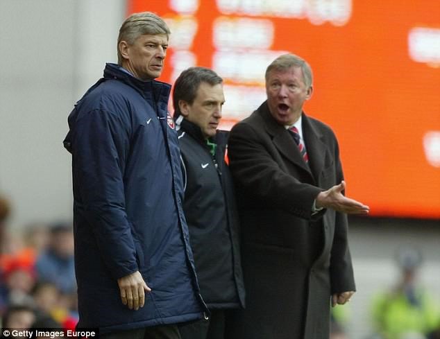 HLV Alex Ferguson (ngoài cùng bên phải) tỏ ra nghi ngờ HLV Wenger (trái) khi vị HLV người Pháp mới tới Arsena. Ảnh: Getty Images.