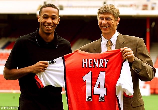 Thierry Henry (trái) đã trở thành chân sút vĩ đại nhất lịch sử Arsenal. Ảnh: Reuters.