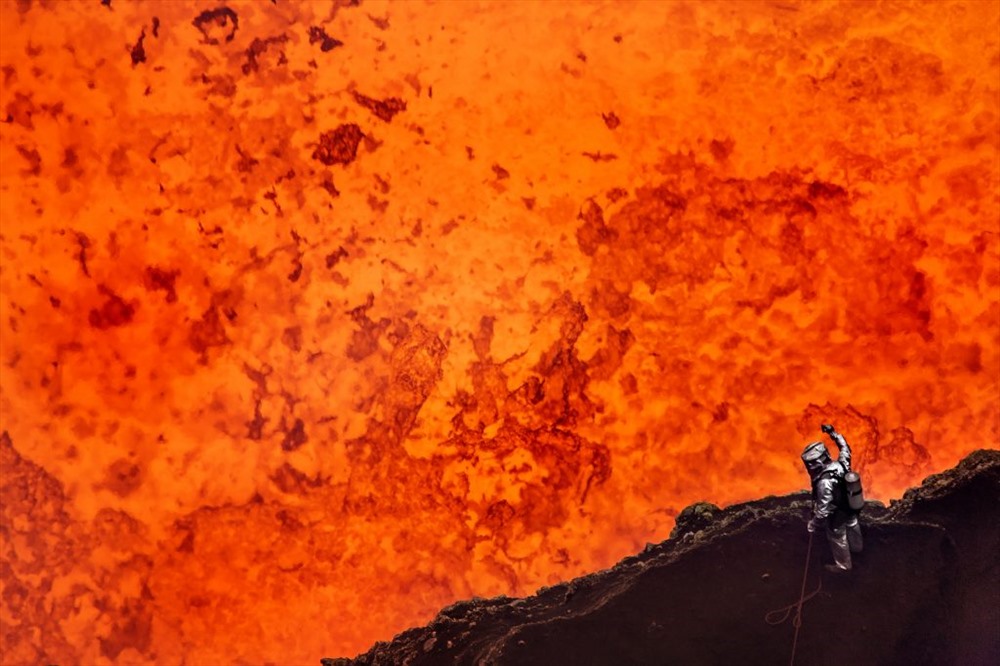 Geoff Mackley nằm giữa lòng núi lửa Marum, trên đảo Vanuatu, ở Nam Thái Bình Dương