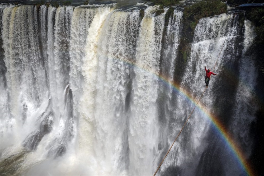 Riginaldo Gomes highlining trên thác nước của khói, Ponte Nova, Minas Gerais, Brazil