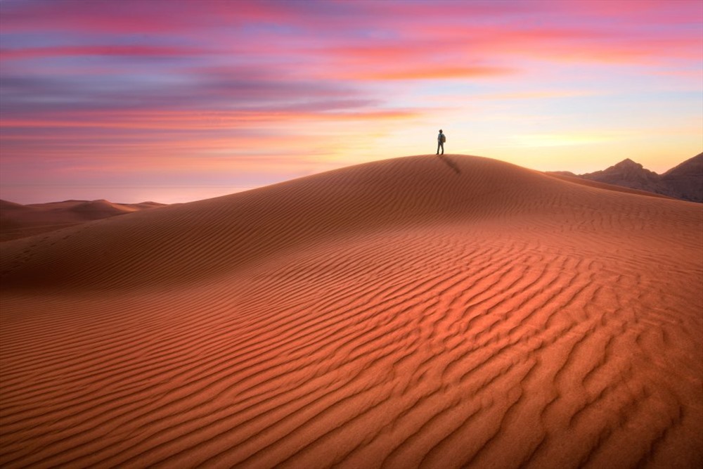 Anushka Eranga nằm giữa những đụn cát ở Dubai