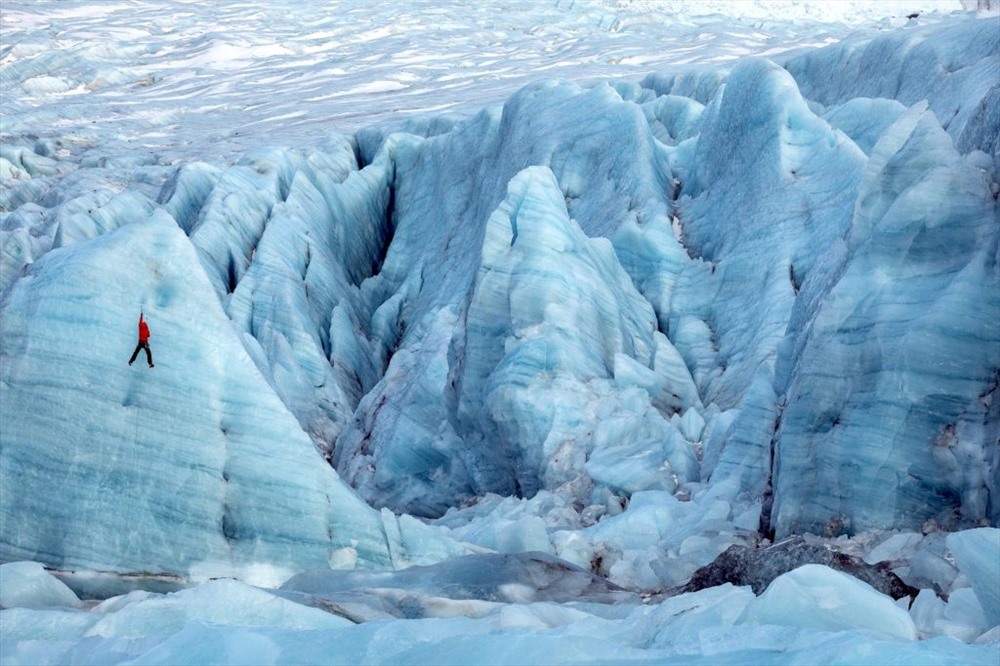 Jesse Milner trèo lên tảng băng trôi ở Iceland