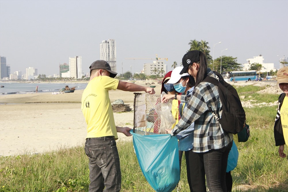 Các bạn TNV tiến hành nhặt rác quanh bãi biển Sơn Trà