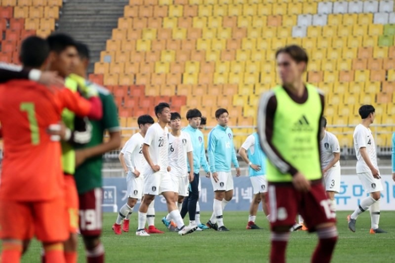 U19 Hàn Quốc (áo trắng) rơi xuống vị trí thứ 3 do ở trận đấu trước đó, U19 Maroc đã giành chiến thắng trước U19 Mexico để giành ngôi á quân nhờ hơn về hiệu số.