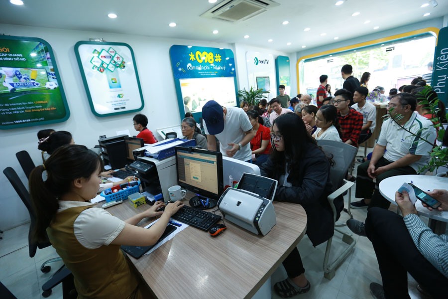 Khách hàng làm thủ tục cập nhật thuê bao di động tại một điểm giao dịch của Viettel trên đường Trần Thái Tông.