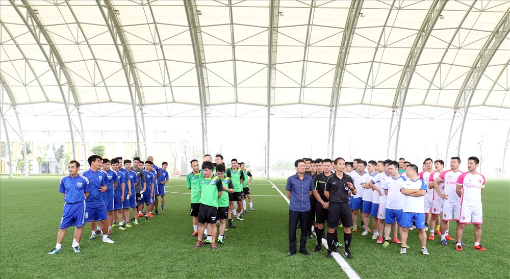 Các đội bóng tham gia giải đấu ủng hộ trọng tài Dương Ngọc Tân.