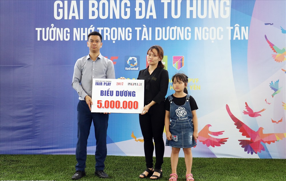 Phần thưởng của BTC giải Fair-play báo Pháp luật TPHCM được dùng để ủng hộ gia đình. 