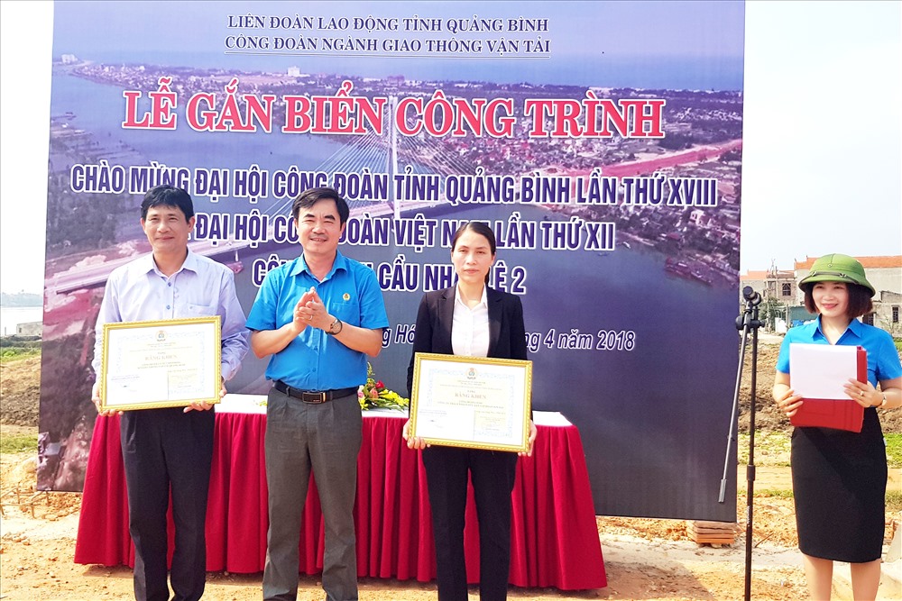 Chủ tịch LĐLĐ tỉnh Quảng Bình Nguyễn Lương Bình đã trao bằng khen của LĐLĐ tỉnh cho 2 tập thể đã có nhiều thành tích trong việc xây dựng Cầu Nhật Lệ 2. Ảnh: Lê Phi Long