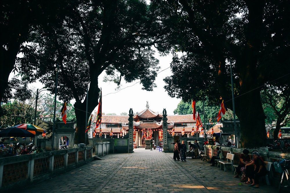 Chùa Láng nằm trên phố Chùa Láng, thuộc Phường Láng Thượng, Quận Đống Đa, Hà Nội. Chùa được xây dựng vào thế kỷ thứ 12, thời vua Lý Anh Tông (trị vì 1138-1175), ngay trên nền nhà Phụ mẫu của Thiền sư Từ Đạo Hạnh - một thiền sư nổi tiếng thời Lý.