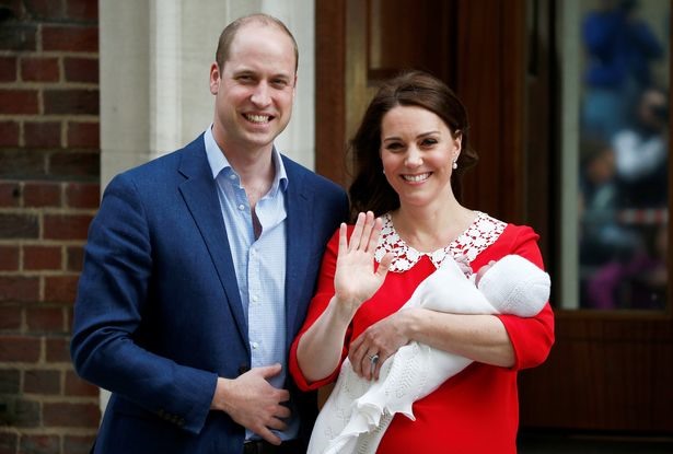 Vợ chồng Hoàng tử William bên ngoài bệnh viện. Ảnh: Reuters.
