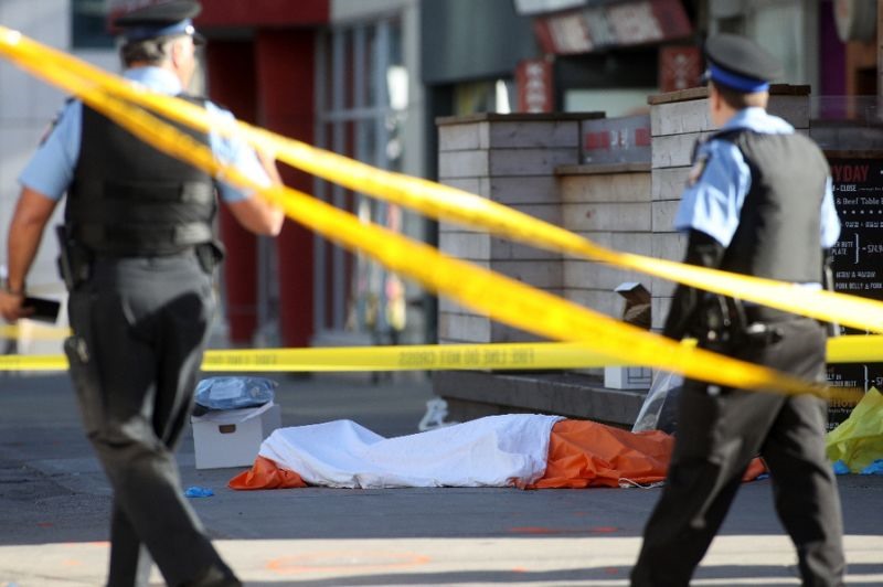 AP đưa tin, Thư ký báo chí Sarah Huckabee Sanders cho biết trong tuyên bố đêm 23.4 rằng Mỹ sát cánh với người dân Canada “sau hậu quả của thảm kịch hôm nay ở Toronto” đồng thời nhấn mạnh “chính phủ Mỹ cam kết cung cấp bất cứ sự hỗ trợ nào mà Canada cần“. Ảnh: AFP.