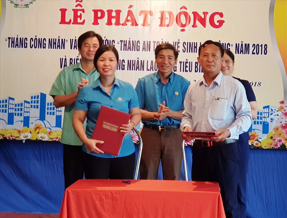 Đại diện lãnh đạo LĐLĐ huyện Nho Quan ký thỏa thuận với một số doanh nghiệp trên địa bàn huyện. Ảnh: NT