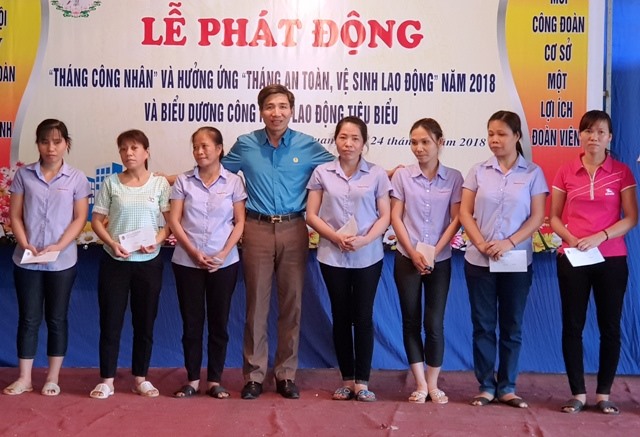 Đồng chí Phan Duy Linh, Phó chủ tịch LĐLĐ tỉnh Ninh Bình trao quà cho công nhân có hoàn cảnh khó khăn. Ảnh: NT