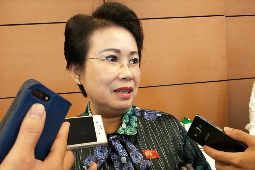 Bà Phan Thị Mỹ Thanh trao đổi với báo chí bên lề Quốc hội.