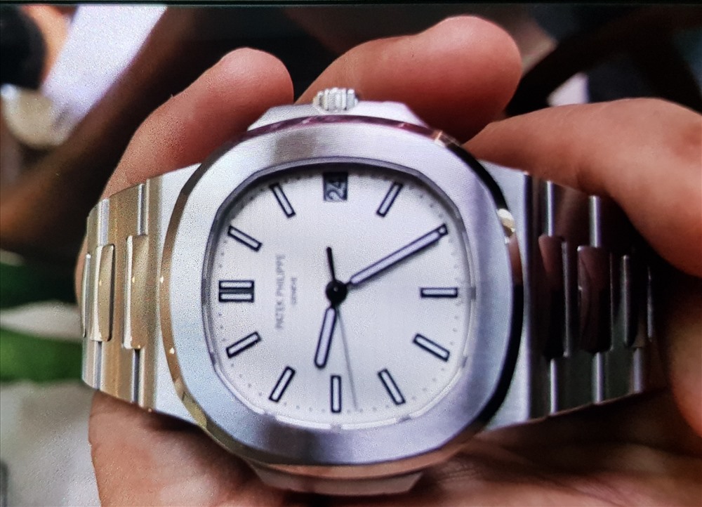 Chiếc đồng hồ PatekPhilippe mà Phát trộm được rồi mang đi bán được với giá 179 triệu đồng bị công an thu hồi, phục vụ điều tra. Ảnh: C.A