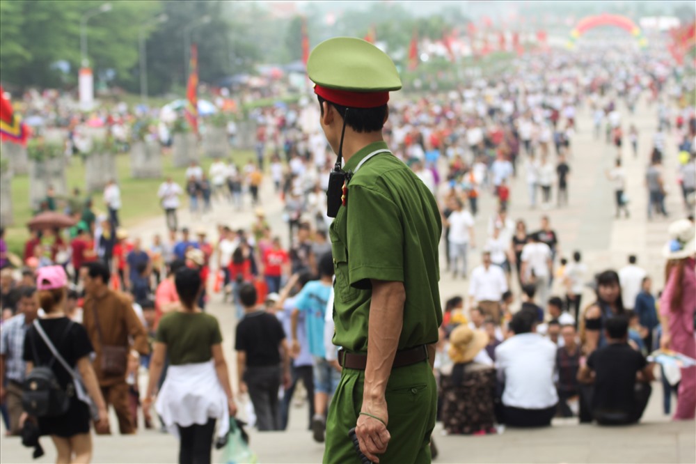 Tuy nhiên, những du khách vận trang phục không phù hợp được chặn
