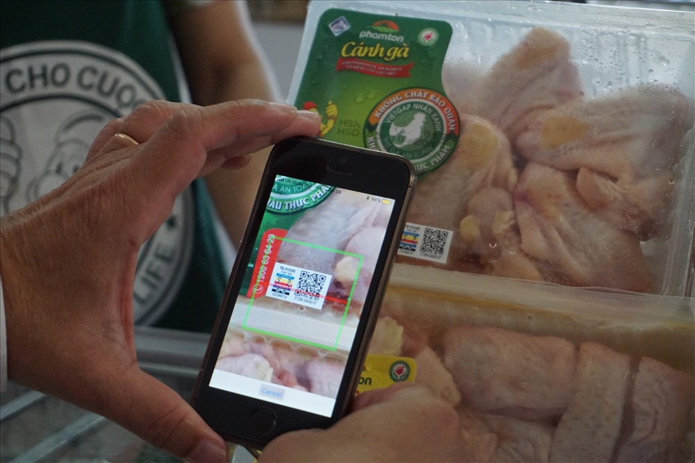 TPHCM đang thực hiện giai đoạn 1 của chương trình truy xuất nguồn gốc thực phẩm bằng điện thoại thông minh, từ đó giúp người dân biết được nguồn gốc thực phẩm an toàn. Ảnh: MINH QUÂN