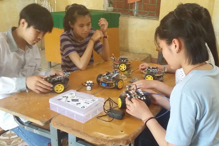 Học sinh CLB STEM của THCS Hương Tiến huyện Thanh Chương trong giờ học robot. Ảnh: Đ.H.S