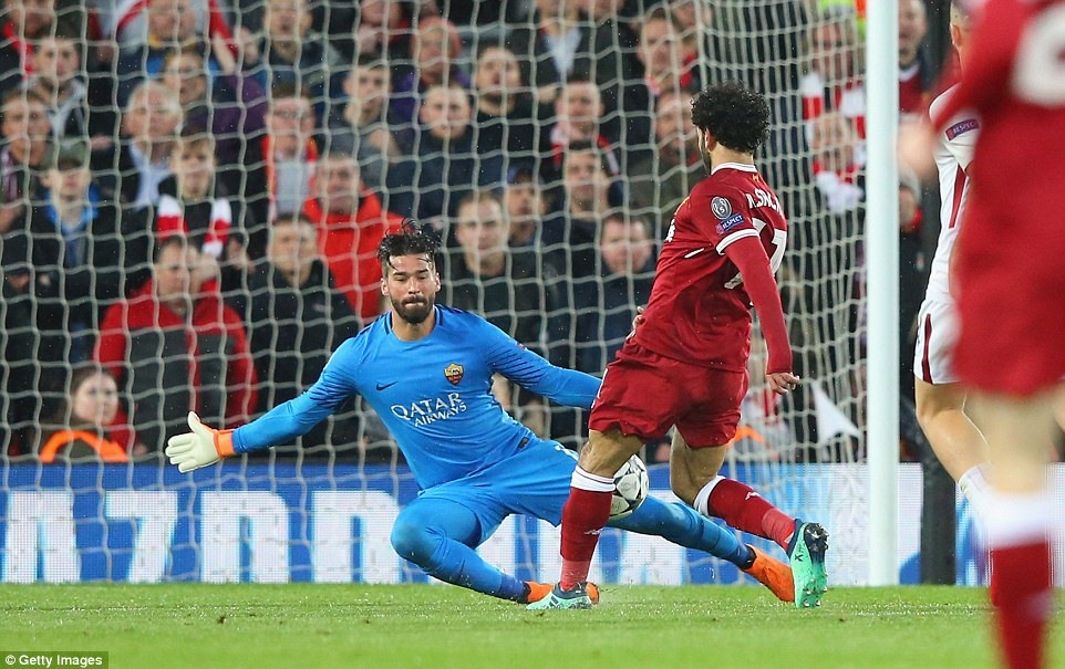 Salah (áo đỏ) nâng tỷ số trận đấu lên thành 2-0. Ảnh: Getty Images.