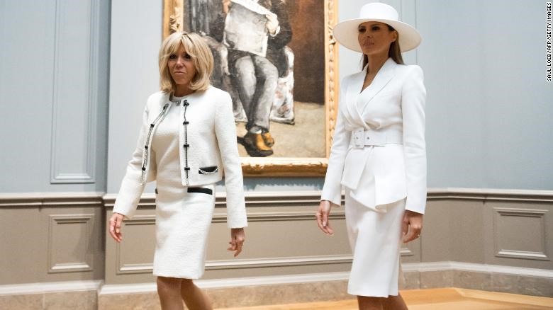 Đặc biệt, trong sự kiện diễn ra tại Nhà Trắng Phu nhân Tổng thống Emmanuel Macron, bà Brigitte cũng lựa chọn trang phục màu trắng. Ảnh: Getty.