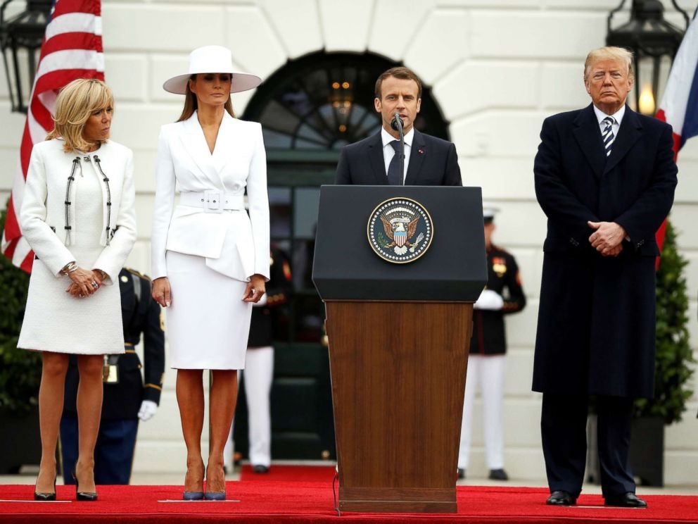  Theo ABC News, bộ đồ trắng bà Melania mặc khi đứng bên cạnh Tổng thống Mỹ Donald Trump trong lễ đón chính thức hôm 24.4 nằm trong bộ sưu tập của Michael Kors. Văn phòng của Đệ nhất phu nhân Melania Trump cũng đã xác nhận thông tin này. Ảnh: Reuters.