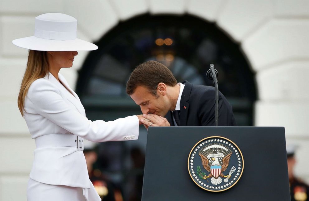 Ngoài ra, đặc biệt ấn tượng là chiếc mũ rộng vành cùng màu trắng do Hervé Pierre thiết kế. Ảnh: Reuters.