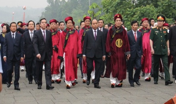 6h30 sáng, Thủ tướng Nguyễn Xuân Phúc cùng các vị lãnh đạo Đảng, nhà nước… dâng hương, hoa, lễ vật tưởng nhớ, tri ân công đức của các Vua Hùng đã có công dựng nước.
