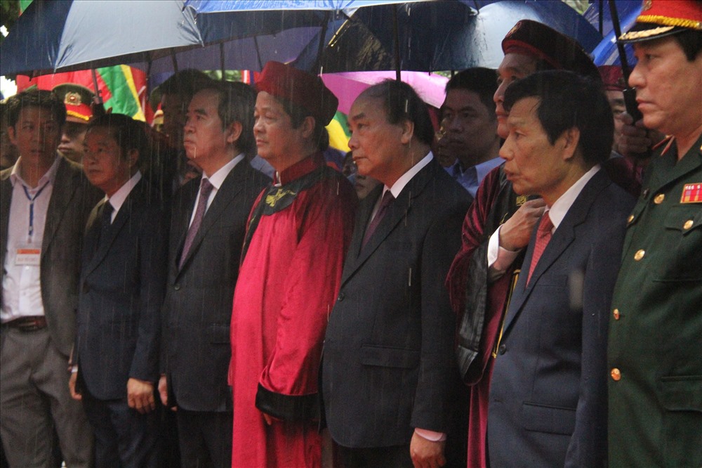 Tại đền Thượng, Thủ tướng Nguyễn Xuân Phúc cũng lãnh đạo Đảng và nhà nước dâng hương  cầu quốc thái dân an.