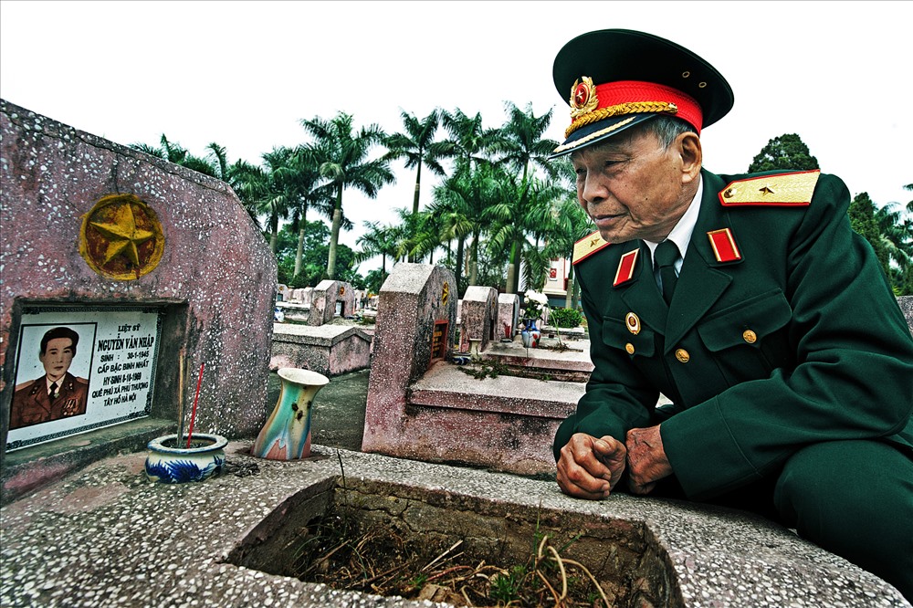  Chiều mùa đông, tướng Huy đến viếng các đồng đội ở nghĩa trang Hà Nội. Ông kể nhiều lúc buồn, ông lại đến nghĩa trang, nói với những ngôi mộ: xin các liệt sĩ tha thứ cho ông. Vì ông là chỉ huy của nhiều trận đánh trong đó có những trận, đồng đội của ông hy sinh nhiều.