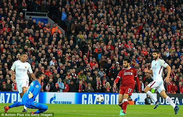 Pha bấm bóng đơn giản nâng tỉ số lên 2-0 của Salah trước AS Roma. Ảnh: Getty.