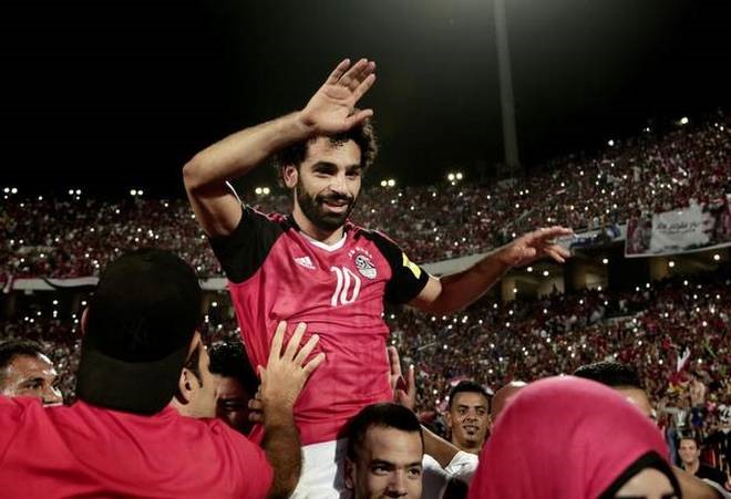 Salah được đồng đội và người hâm mộ tán dương sau khi ghi bàn quyết định đưa Ai Cập đến World Cup. Ảnh: The Hindu.