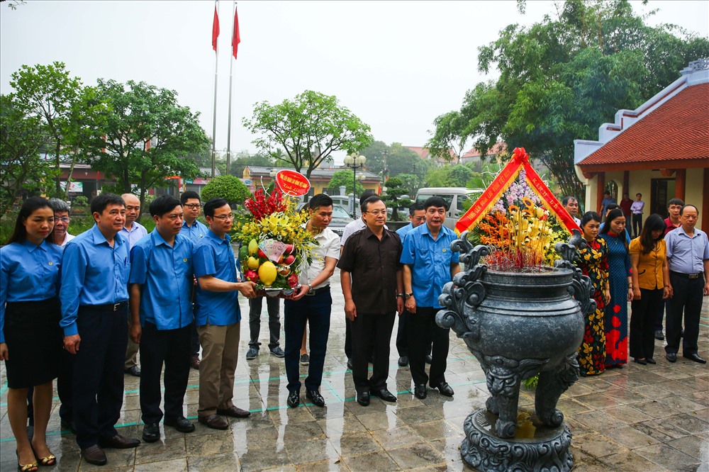 Đoàn đại biểu Tổng LĐLĐVN dâng hương tưởng niệm Cố Tổng Bí thư Nguyễn Văn Linh. Ảnh: Sơn Tùng