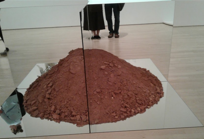 Tại MOMA San Francisco. Tác phẩm sắp đặt này có thể khiến người xem bật cười vui vẻ vì thấy “kỳ quặc” với sáng tác của nghệ sĩ Mỹ: “Đổ một đống đất đặt trước gương - Như thế mà cũng là nghệ thuật ư?”.  Ảnh: TUYỀN LINH - TÂM TRƯƠNG 