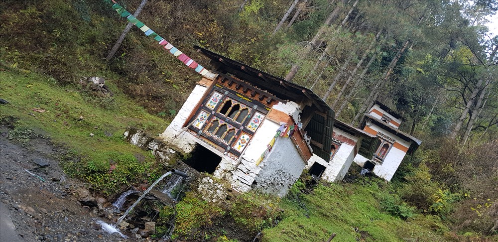 Ở Bhutan, các máng nước cũng được thiết kế đẹp và tôn nghiêm như một thánh tích tôn giáo. Ảnh: ĐỖ DOÃN HOÀNG