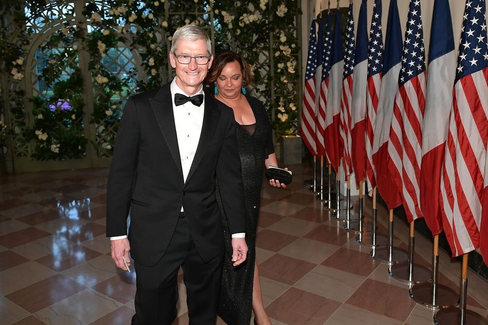 Giám đốc điều hành Apple ông Tim Cook tới dự tiệc. Ảnh: AFP.