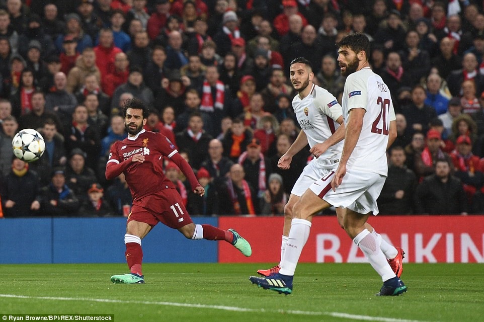 Salah (áo đỏ) đã phá nhiều kỉ lục ở mùa giải này. Ảnh: Daily Mail.