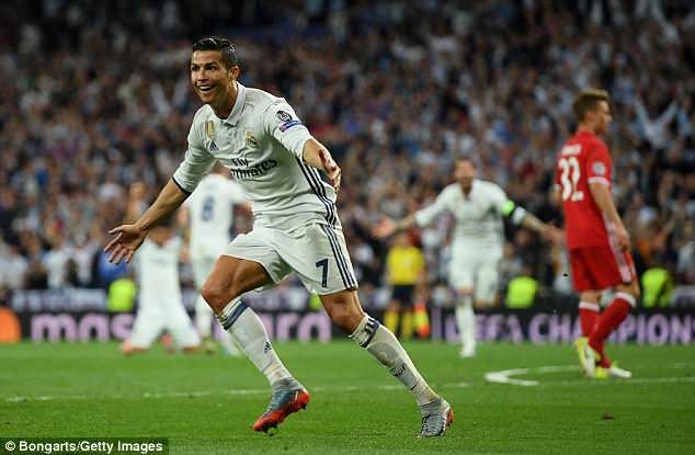 Ronaldo xé lưới Bayern Munich ở mùa giải năm ngoái. Ảnh: Getty.