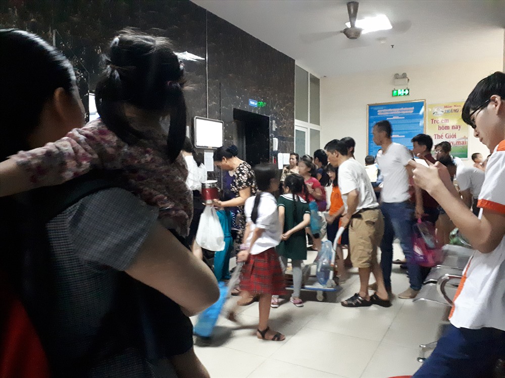 Cảnh người dân chờ thang máy tại khu chung cư HH Linh Đàm.