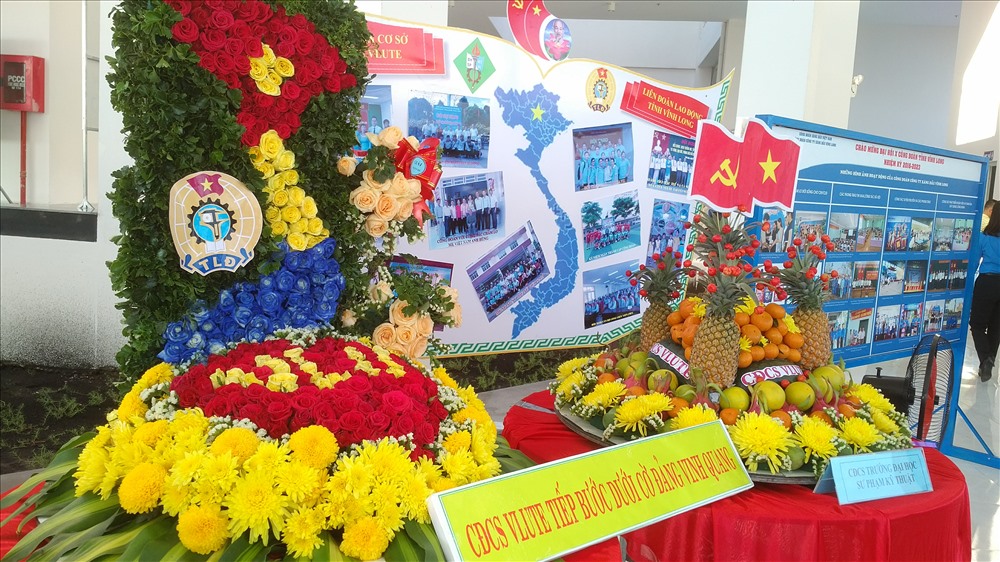 Các tác phẩm hoa trái rực rỡ chào mừng Đại hội Công đoàn Vĩnh Long lần thứ X.