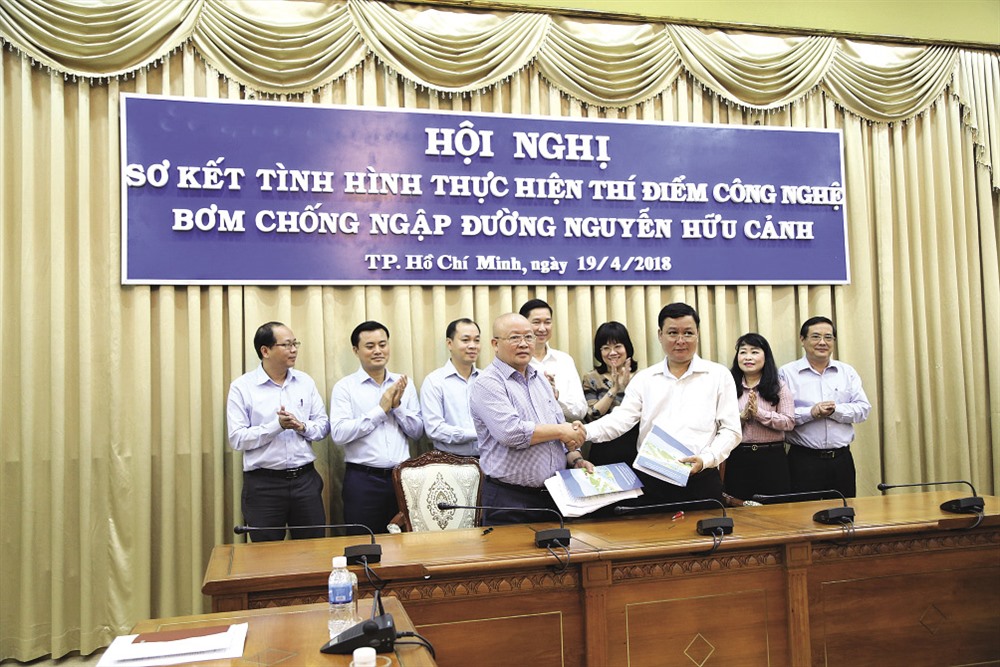 UBND TPHCM ký hợp đồng chính thức thuê công nghệ chống ngập với Cty CP tập đoàn cơ khí Quang Trung vào ngày 19.4. Ảnh: Trường Sơn