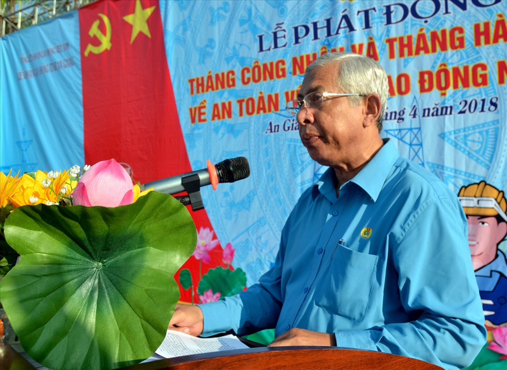 Chủ tịch LĐLĐ An Giang Nguyễn Thiện Phú phát biểu phát động Tháng Công nhân năm 2018. (Ảnh: Lục Tùng)