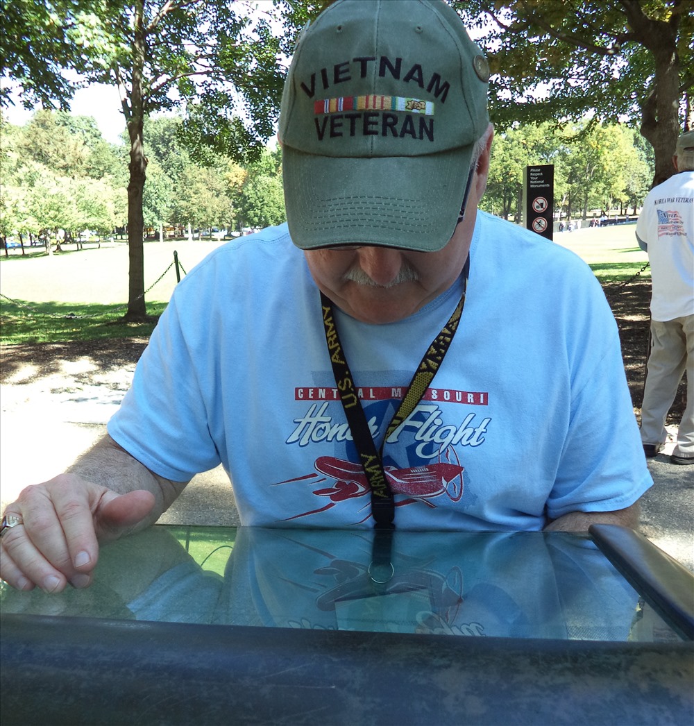  Cựu binh Mỹ từng tham chiến ở Việt Nam đến từ bang Missouri tìm tên một người bạn trong cuốn “Vietnam Veterans Memorials-Directoty of names, 1959 - 1975”.