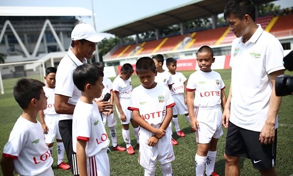 Cựu tiền đạo ĐTQG Lê Công Vinh sẽ trực tiếp huấn luyện cho các cầu thủ của học viên bóng đá cộng đồng CV9 trong tương lai.
