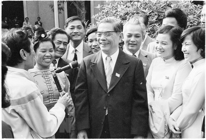 Tổng Bí thư Nguyễn Văn Linh với các đại biểu dự Đại hội Đảng VI - Đại hội “Đổi mới” của Việt Nam, diễn ra tại Hà Nội từ ngày 15-18.12.1986. Ảnh TTXVN
